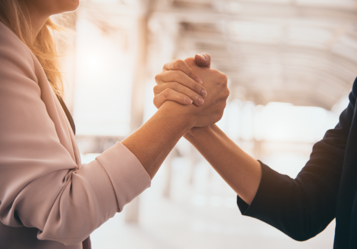 Zwei Personen geben sich in Gießen die Hand bei der Beratung zu KfW- und BAFA-Förderungen für Heizungsmodernisierung