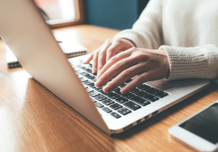 Person nutzt den Heizungsrechner von Viessmann und Stiebel Eltron am Laptop – Planungshilfe für Heiztechnik in Gießen