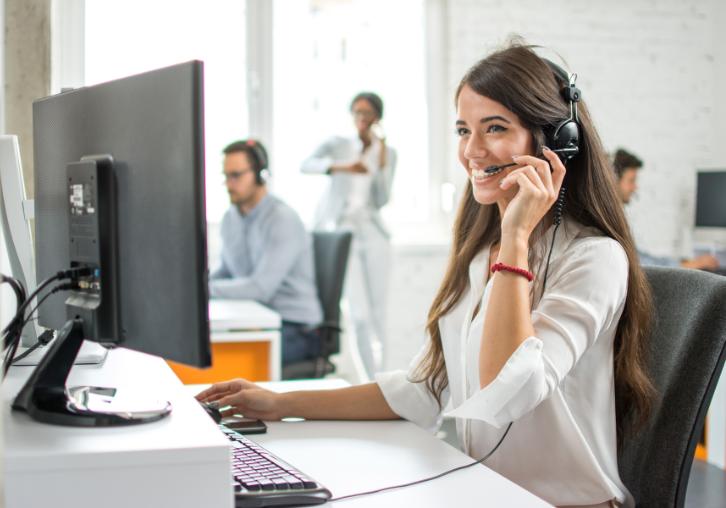 Freundliche Servicemitarbeiterin im Kundendienst von Rechtenbach-Buttron – persönlicher Ansprechpartner für Heizung und Sanitär in Gießen