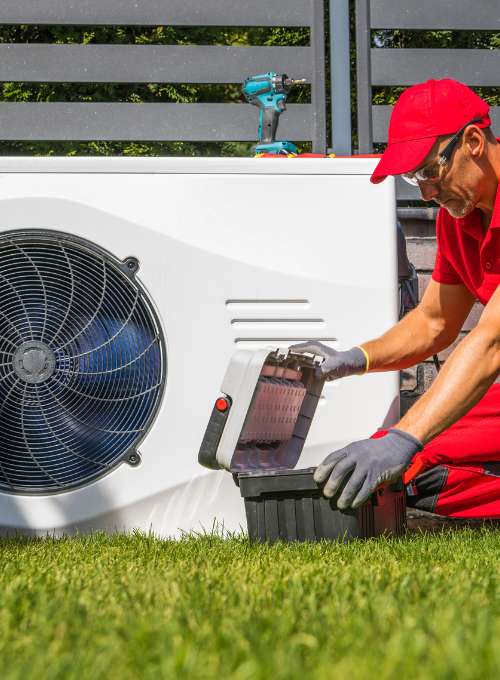 Mann vor Wärmepumpe